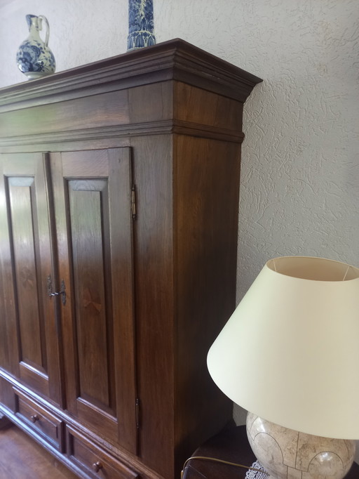 Schrank aus massiver Eiche