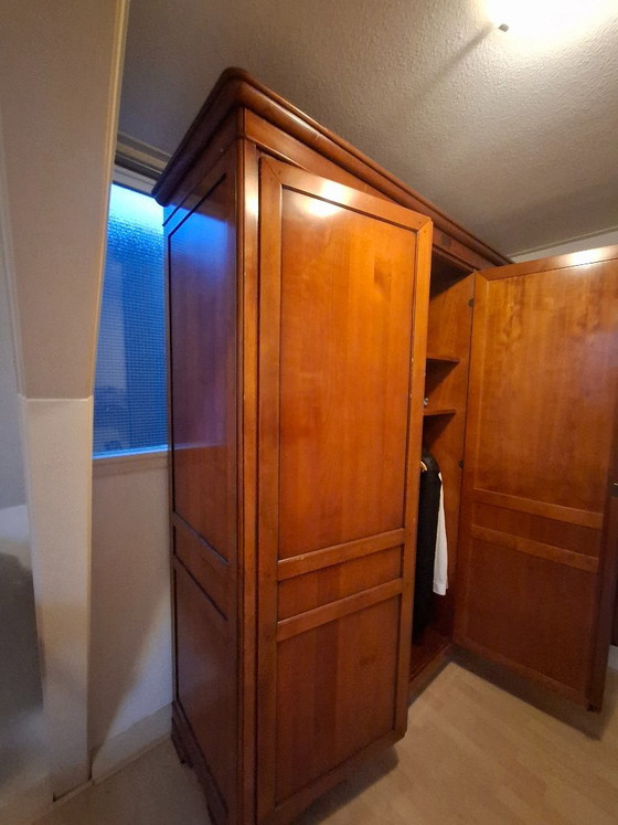 Hölzerner Kleiderschrank mit drei Türen, Kleiderschränke, Holz, Messing, Braun, Klassiek (Foto 7 von 7)