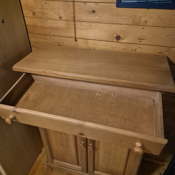 Image 1 of Armario de niña de pino, 120 x 36 x 90 cm, en buen estado, con bisagras y cerraduras originales.