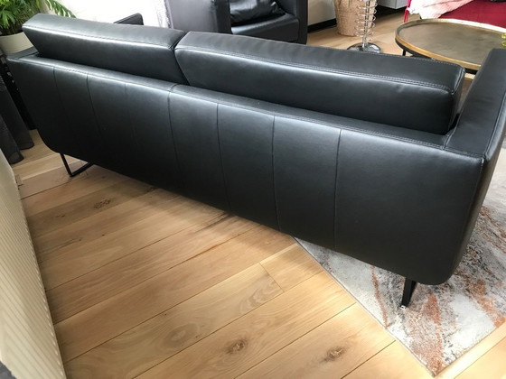 Image 1 of Divano e poltrona Montèl in pelle nera del 2023.