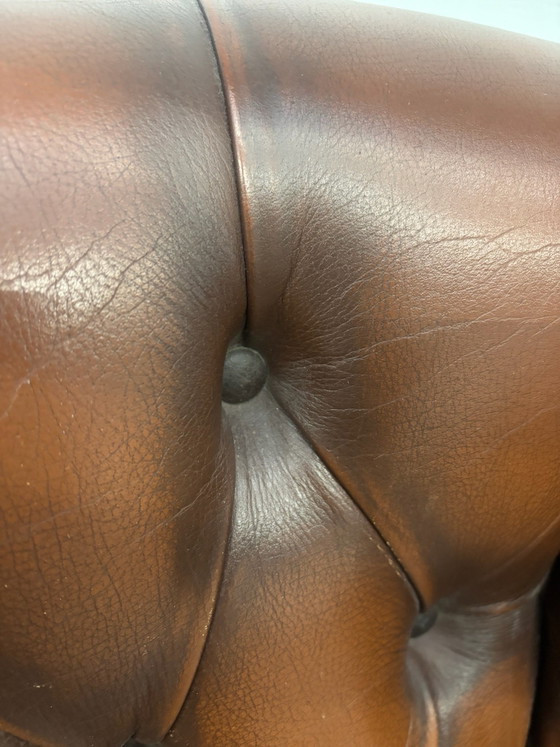 Fauteuil anglais en cuir fait main “Victoria” style Chesterfield, Métal, Marron (photo 13 sur 15)