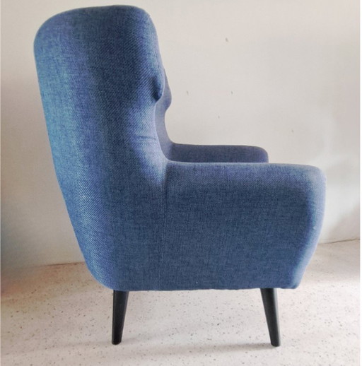 Ein stilvoller blauer Sessel.