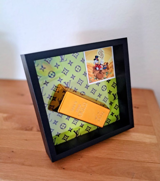 GEK-NERD - Louis Vuitton Gold Bar vs. Uncle Scrooge - Escultura de arte moderno (photo 6 of 11)