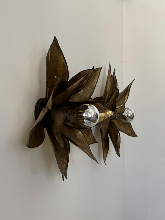 Een paar vintage, gepatineerde messing wandlampen met bloemmotief, Frankrijk, 1960 – Brass (photo 3 of 8)
