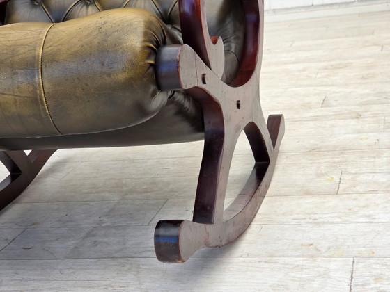 Image 1 of Anni '50, sedia a dondolo Chesterfield, pelle verde originale, legno di teak.