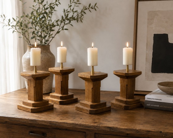 Image 1 of Juego de 4 candelabros de altar de roble francés, circa 1940.