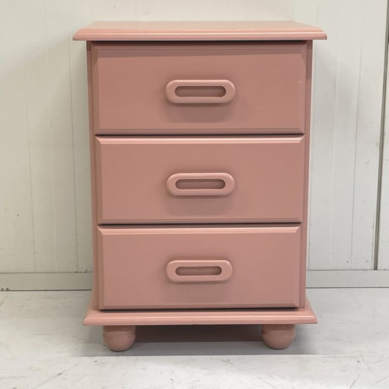 Image 1 of Relooker une commode vintage rose saumon et une table de chevet en bois