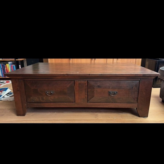 Image 1 of Table basse coloniale vintage en bois avec tiroirs