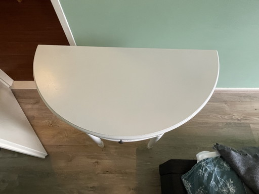 Zwei weiße, halbrunde Schränke