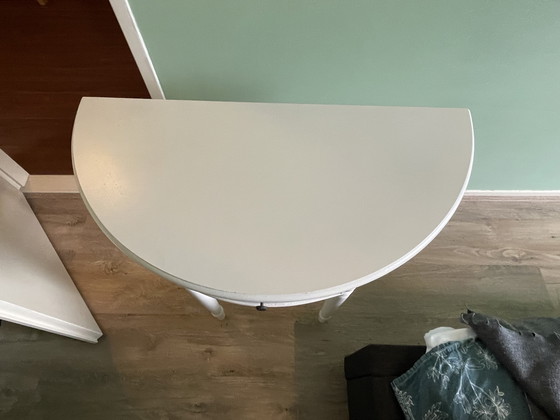 Image 1 of Twee witte halfronde kastjes