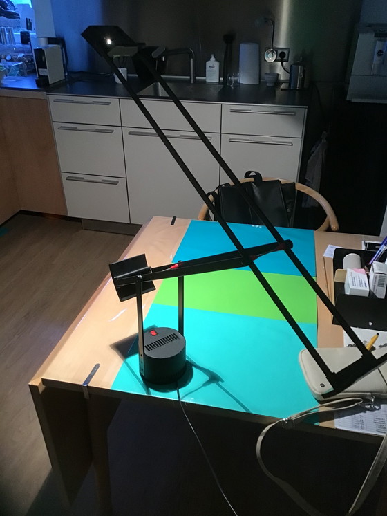 Image 1 of Zwarte designlamp Tizio, ontworpen door Artimide.