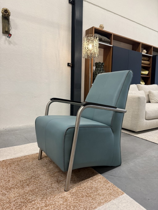 Sillón Bari de Jess Design, piel azul.