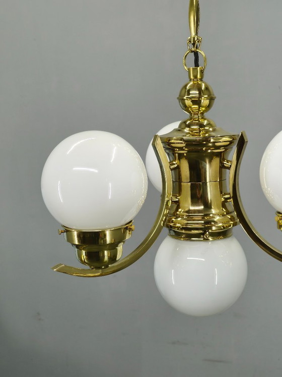 Image 1 of Lustre Art Déco tchèque des années 1930 en laiton avec globes en verre opalin