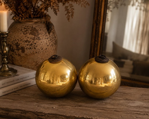 Paire de grandes sphères décoratives en verre églomisé français
