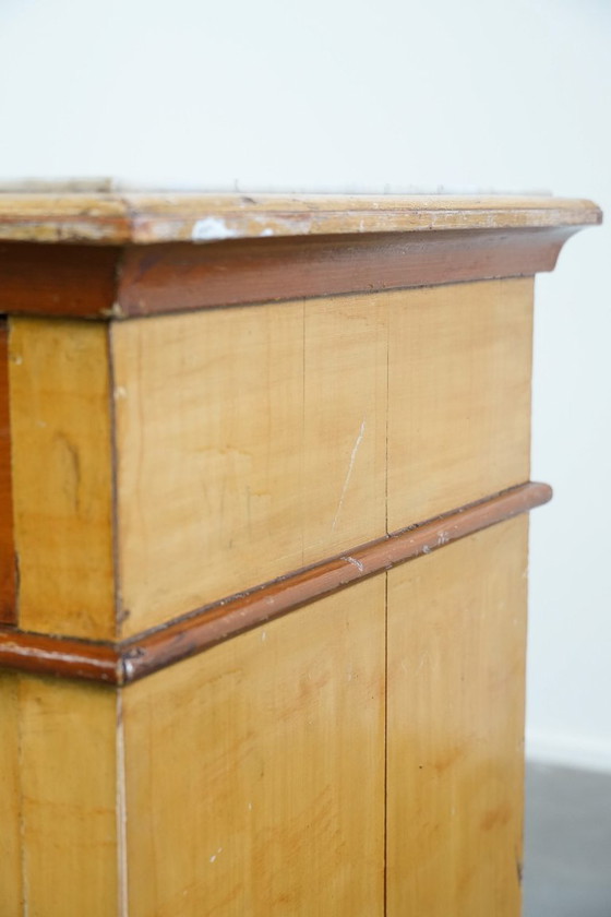 Image 1 of Antico comodino/tavolino da ingresso in legno a 1 anta con piano in marmo chiaro