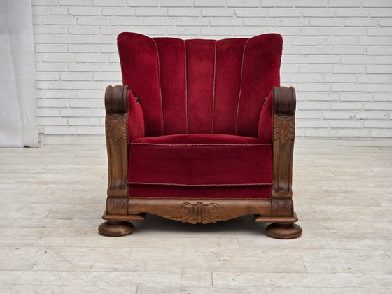 Image 1 of Deense relaxfauteuil uit de jaren 50, bekleed met velours en gesneden eikenhout.