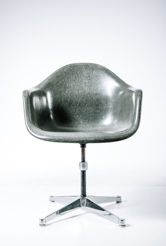 Image 1 of Eames / Miller DAR glasvezel grijs