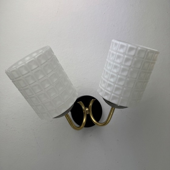 PAAR VINTAGE DUBBELE OPALIJNEN WANDLAMPEN UIT DE JAREN 1950 – Glass (photo 3 of 15)