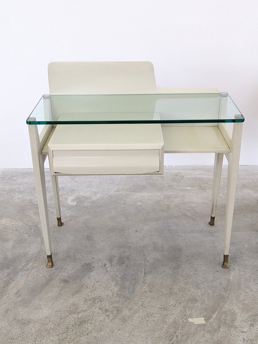 Table de nuit - Laiton, cristal, bois - Paire de tables de nuit, en bois laqué blanc, avec plateau en verre.