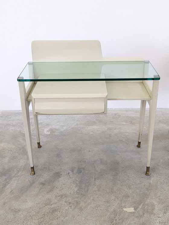 Image 1 of Mesilla de noche - Latón, Cristal, Madera - Pareja de mesillas de noche, de madera lacada en blanco, con tapa de cristal.