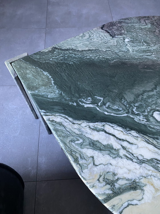 Image 1 of Table basse en marbre, modèle « goutte d’eau », designer Roche Bobois