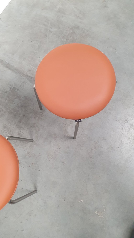 Image 1 of 2 taburetes apilables de bar Hübsch Design en color coñac/níquel marrón