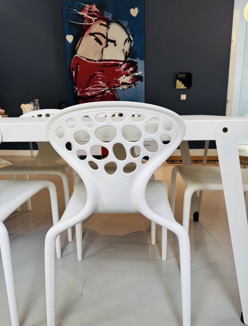 Chaise Moroso en plastique, conçue par Ross Lovegrove