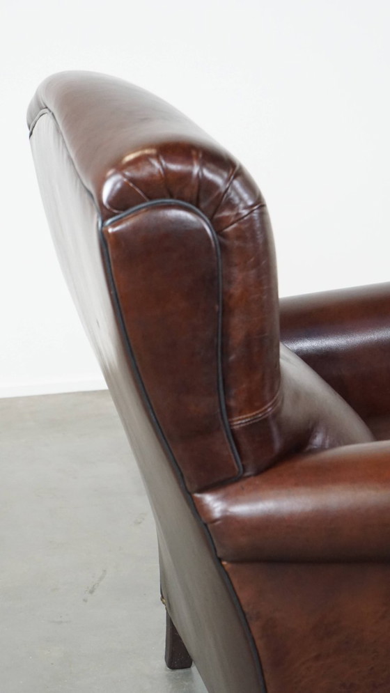 Image 1 of Comfortabele, donkere antieke schapenleren Engelse armchair