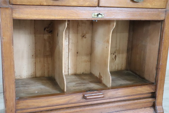 Image 1 of Archiefkast met 18 laden en luikdeur in eikenhout, Italië jaren 20