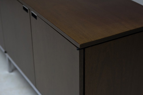 Image 1 of Florence Knoll Sideboard aus Walnussholz, Mid-Century Modern, Aufbewahrungsmöbel für Vorstandssitzungsräume