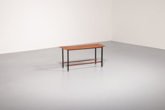 Image 1 of Panca italiana di metà secolo, anni '60, con struttura in metallo nero e doghe in teak massello