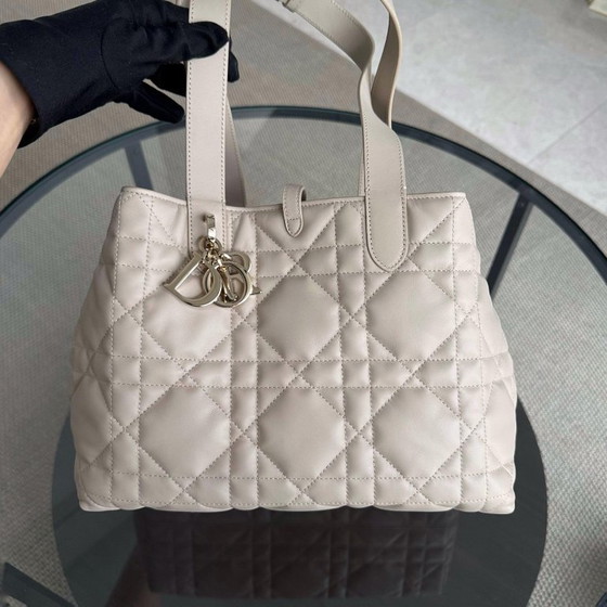 Image 1 of BORSA TOTE MEDIA DIOR TOUJOURS MACROCANNAGE IN VITELLO TRAPUNTATO