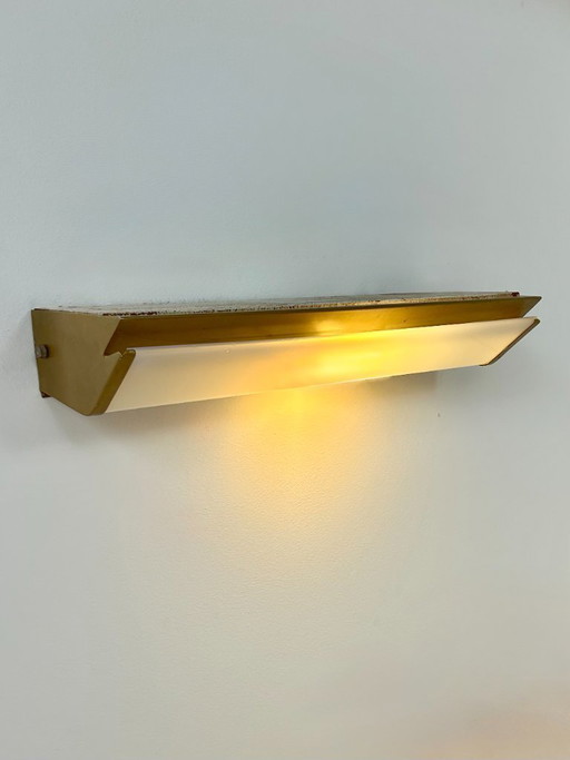 Vintage XL Wandleuchte, mattgoldenes Metall und Plexiglas, Frankreich, 1960