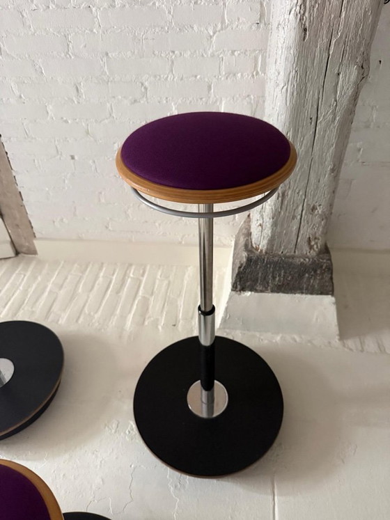 Image 1 of Taburete ergonómico para sentarse y ponerse de pie.