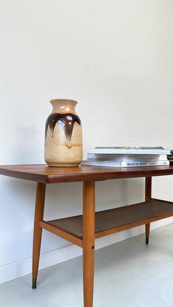 Image 1 of Table basse vintage en bois de forme « ovale » avec étagère inférieure