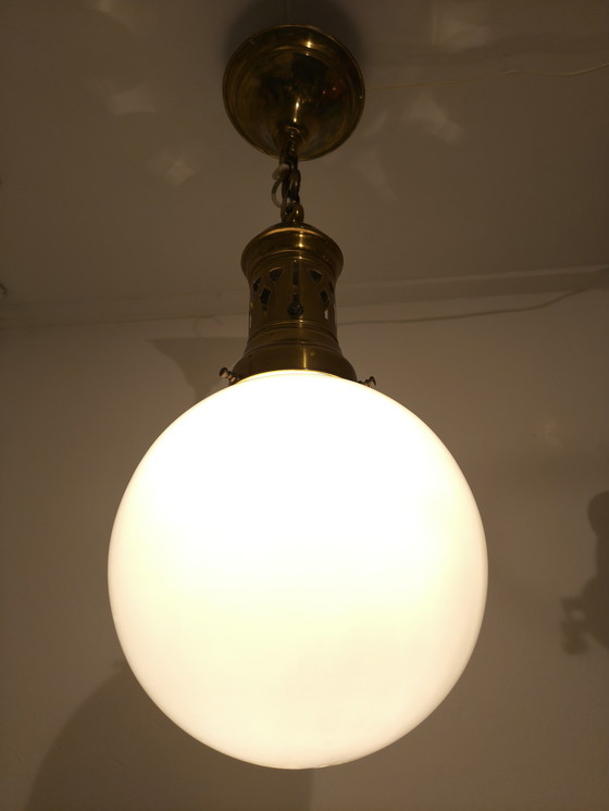 Image 1 of Pendentif en laiton avec boule en verre opalin