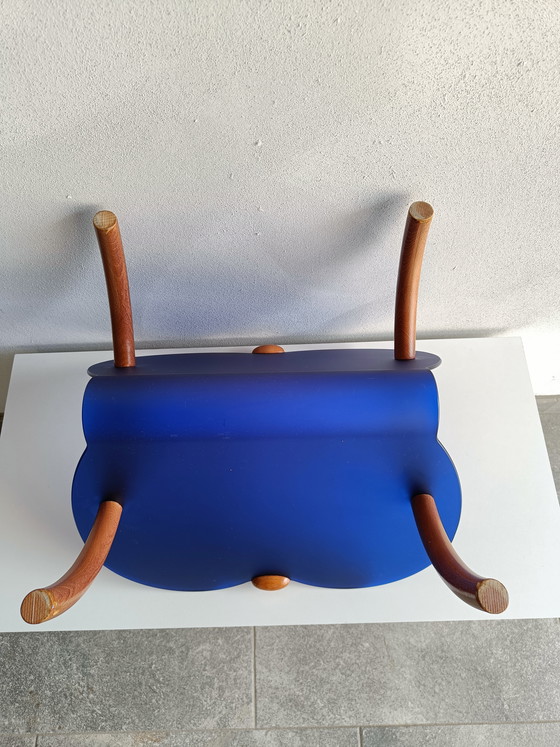 Image 1 of Italienischer postmoderner Zeitschriftenständer aus blauem Kunststoff und gebogenem Holz, 1990er Jahre, Calligaris-Stil
