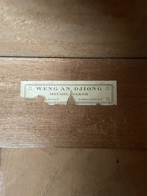 Armoire antique élégante à pieds croisés