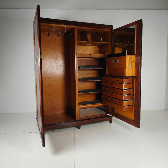Image 1 of Armadio da uomo Compactom Ltd modello JCH con cassetti segreti – Inghilterra, ca. 1920