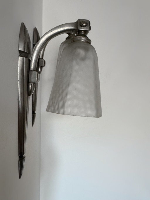 Silberne Art-Deco-Wandleuchten mit Milchglas