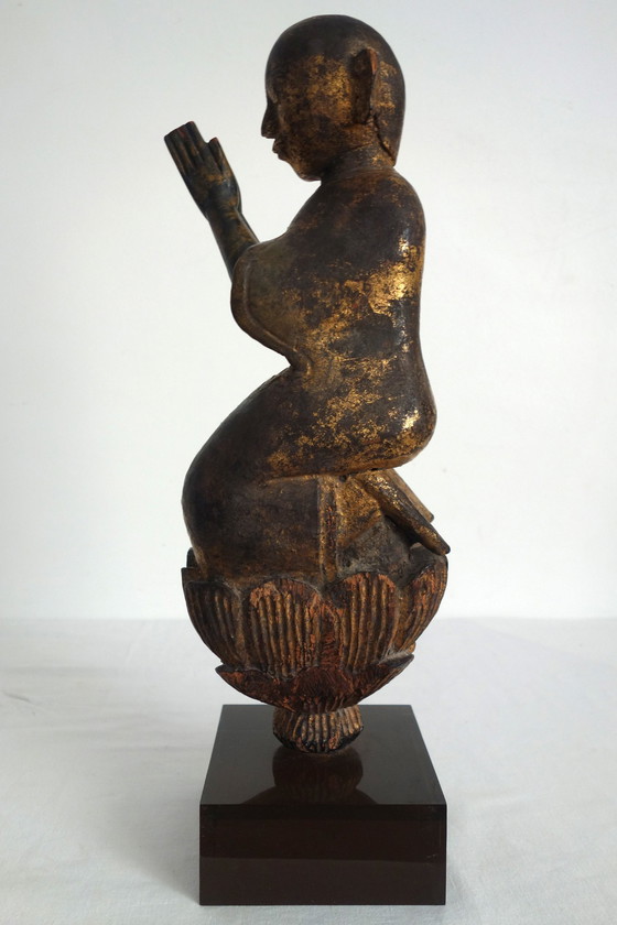 Image 1 of Estatua de madera dorada de un adorador en oración, Birmania, siglo XX