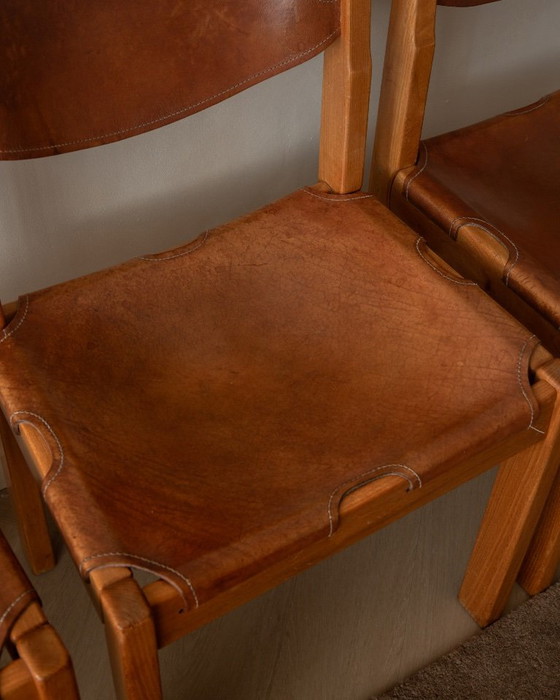 Brutalistische eetkamerstoelen van iepenhout en leer van Maison Regain, jaren 70, set van 4 – Leather (photo 10 of 15)