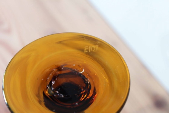 Image 1 of Een paar BIOT kaarsenstandaards van amberkleurig glas.