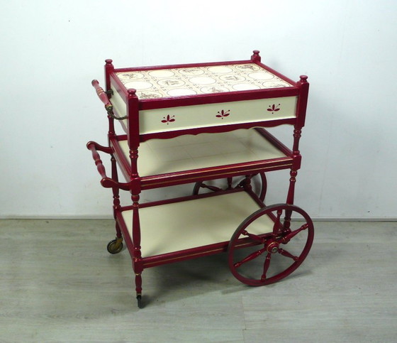 Vintage serveerwagen met 3 etages en lade, crèmekleurig en robijnrood, antieke stijl – Wood, Ceramic (photo 8 of 8)