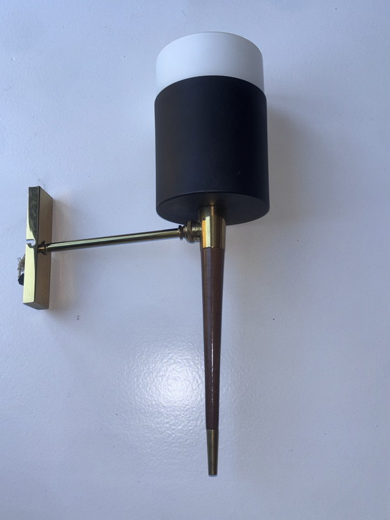 Image 1 of Paar Arlus Wandleuchten - Französisches Vintage-Design 1950er Jahre - Schwarzes Metall, Opalglas, Holz Und Messing
