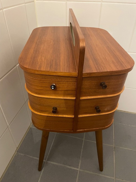 Image 1 of Teakhouten Naaikastje. Mid-Century, Scandinavisch Design. Unieke Tijdcapsule uit deze tijd door de Oorspronkelijke Inhoud 