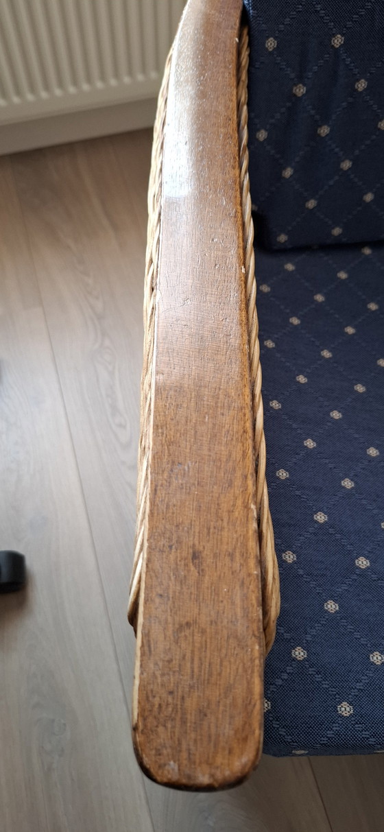 Image 1 of Juego de 2 sillones de ratán con reposabrazos de madera.