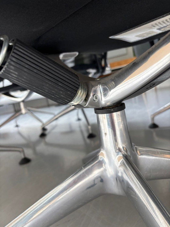 Image 1 of Chaise de conférence Vitra Meda 6x