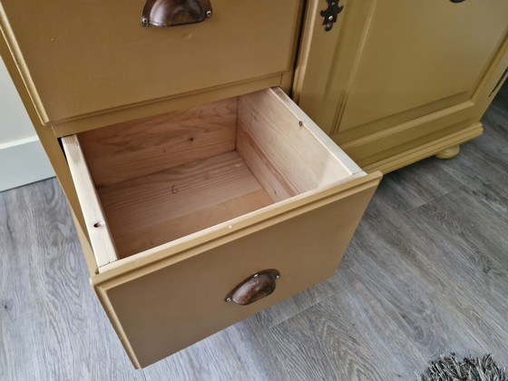 Image 1 of Armario (madera maciza) color amarillo ocre mate con puertas y cajones.
