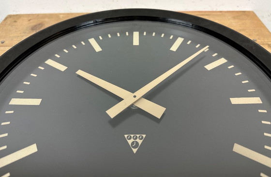 Image 1 of Industriële bakelieten fabriekswandklok van Pragotron, jaren 70